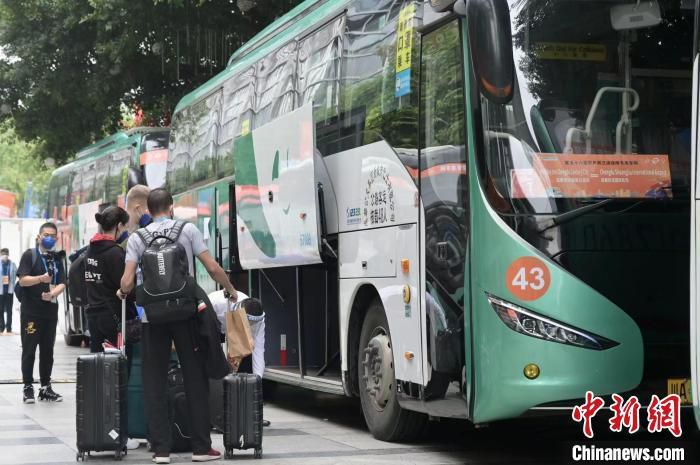 叶辰有实力，又有老爷子偏袒，她肯定不敢对叶辰怎么样，但她绝对不会放过洪五。